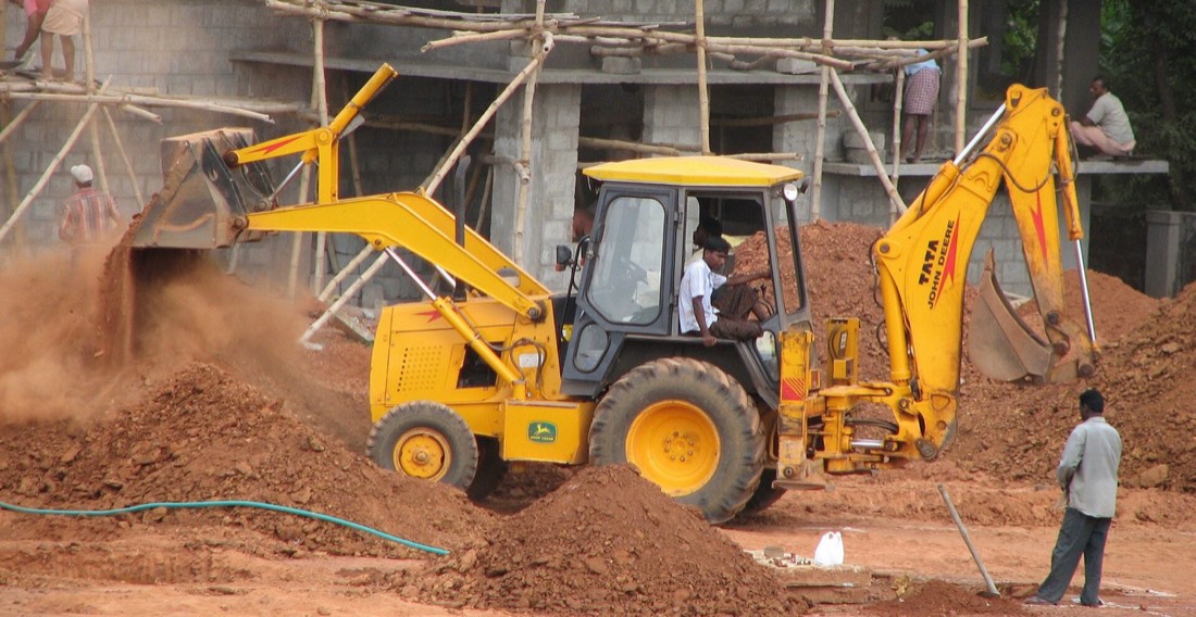 Retroexcavadora John Deere 310L en faena