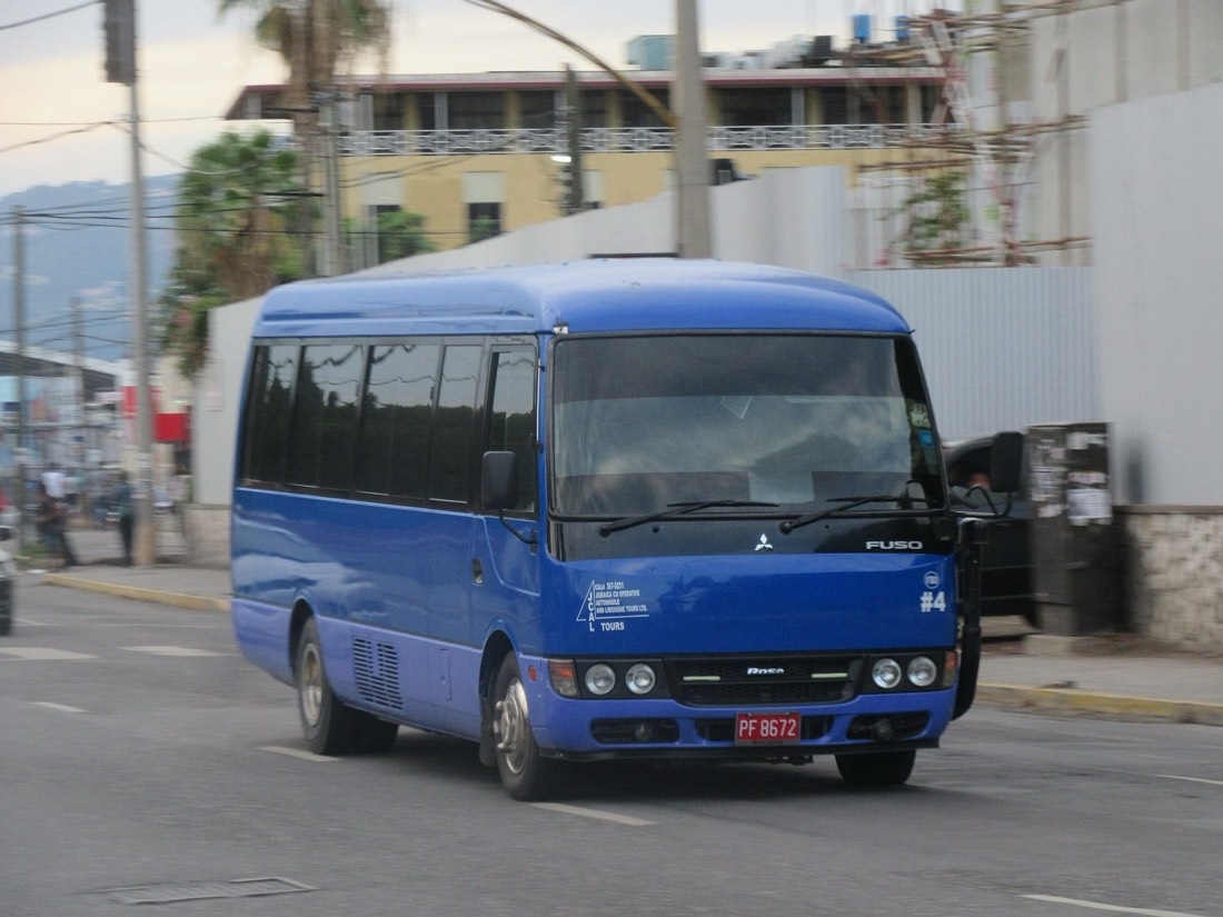 Bus Mitsubishi Fuso Rosa de 25 pasajeros