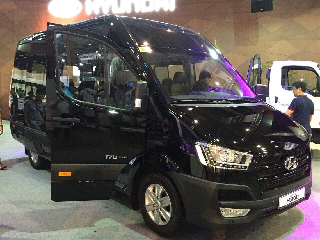 Minibús Hyundai Solati para transporte de personal